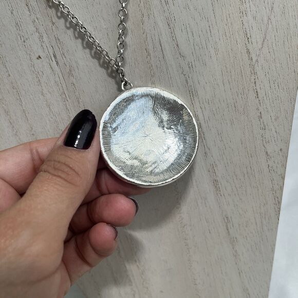 Liz Claiborne silver tone chain with circle floral pendant statement Necklace - Picture 3 of 8